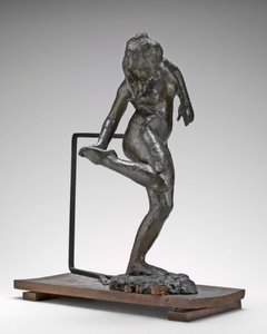 Tänzerin betrachtet die Sohle ihres rechten Fußes, ca. 1890er Jahre