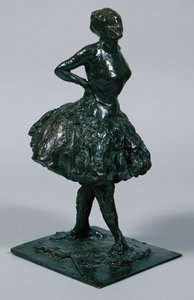 Tänzerin in Freizeitkleidung, ihre Hände auf den Hüften, ihr rechtes Bein nach vorne, gegossen ca. 1919-21
