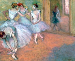 Vier Tänzer im Foyer, spätes 19. - frühes 20. Jahrhundert von Edgar Degas