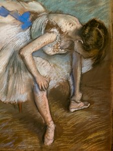 Sitzende Tänzerin massiert den Fuß (Detail)