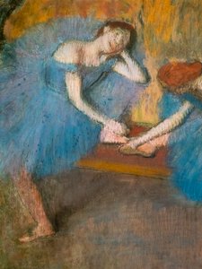 Zwei ruhende Tänzerinnen (auch bekannt als „Blaue Tänzerinnen“) (Detail). Um 1898. Pastell auf feinem Velinpapier. von Edgar Degas