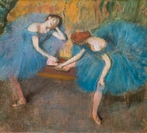 Zwei ruhende Tänzerinnen (auch bekannt als „Blaue Tänzerinnen“). Um 1898. Pastell auf feinem Velinpapier.
