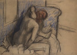 Frau trocknet ihr Haar, ca. 1902