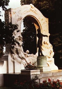 Denkmal für den österreichischen Komponisten Johann Strauss den Jüngeren von Edmund Ritter von Hellmer