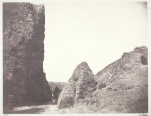 Bach fließt zwischen einer Klippe und Felsen