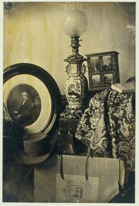 Stillleben mit fotografischem Porträt von Asser, Stereoskop und Portfolio von Eduard Isaac Asser