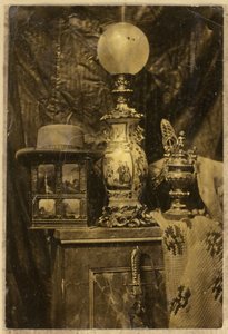 Stillleben mit Stereoskop, Hut, chinesischer Vase, silbernem Prunkpokal und Degen von Eduard Isaac Asser