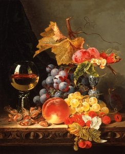 Trauben, Pflaumen, weiße Johannisbeeren, Erdbeeren mit Wein auf einem Holzbrett von Edward Ladell