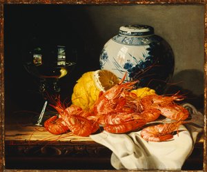 Garnelen, eine geschälte Zitrone, ein Glas Wein und ein blau-weißer Ingwertopf auf einem drapierten Tisch