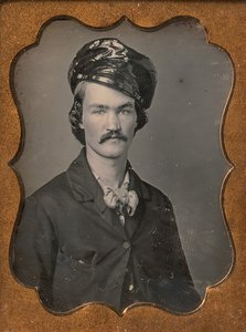 Mann mit Schnurrbart, der einen Ölhaut-Hut trägt, 1854-55 von Edward M. Tyler