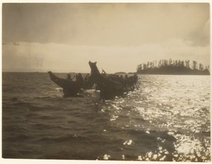 [Rasend trieben sie ihr Gefährt über das Wasser] von Edward S. Curtis