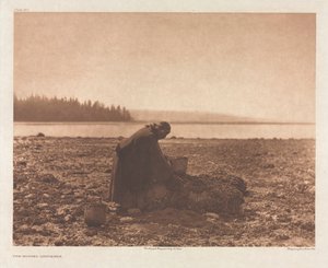 Portfolio IX, Platte 313: Die Muschelsammlerin von Edward S. Curtis