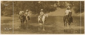 Reiter im Bach von Edward S. Curtis