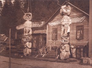 Geschnitzte Pfosten in Alert Bay, British Columbia von Edward Sheriff (after) Curtis