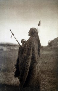 Amerikanische Indianer: Porträt eines Kriegers in Zeremonialkleidung