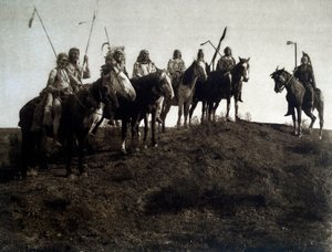 Amerikanische Indianer: Apsaroke-Krieger zu Pferd von Edward Sheriff Curtis