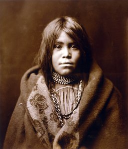 Ein Apache-Mädchen, ca. 1903, Foto von Edward S. Curtis von Edward Sheriff Curtis