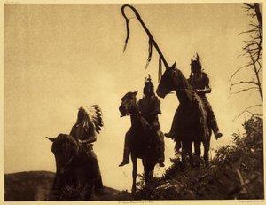 Apsaroke-Kriegsgruppe. Der Krieger rechts hält den gebogenen Stock einer der Stammesmilitärorganisationen. Dieser Stock wurde im entscheidenden Moment des Kampfes wie ein Banner in den Boden gesteckt, hinter dem sein Träger versprach, nicht zurückzuweichen