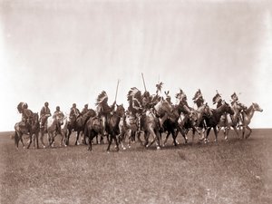 Brule Sioux Kriegspartei von Edward S. Curtis, ca. 1907 (getönter Silberdruck) von Edward Sheriff Curtis