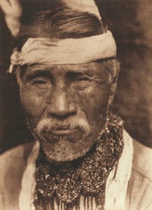 Nahaufnahme eines alten nordamerikanischen Indianers von vorne gesehen von Edward Sheriff Curtis