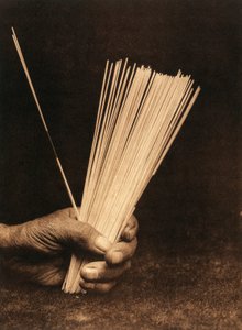 Nahaufnahme der Hand eines Indianers des Hupa-Stammes oder -Dorfes, der Wahrsagestäbe hält