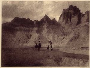 In den Badlands. Dieses erstaunliche Bild wurde in Sheep Mountain, im Pine Ridge Reservat, Badlands, South Dakota, aufgenommen. Foto aus Band 3 von Edward S. Curtis