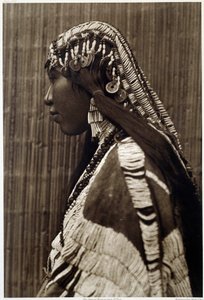 Indianerin von Amerika: Porträt eines indianischen Mädchens von Edward Sheriff Curtis
