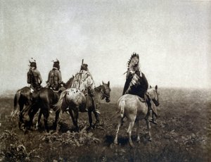 Indischer Krieger (Der Apsaroke) reitet in der Ebene von Edward Sheriff Curtis