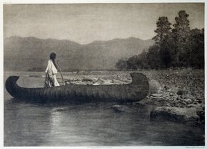 Indianer Amerikas: Ein Indianer auf einem Kanu im südlichen Flathead Lake, Montana