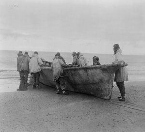 Ureinwohner Amerikas starten ein Walfangboot am Kap Prinz von Wales, Alaska von Edward Sheriff Curtis