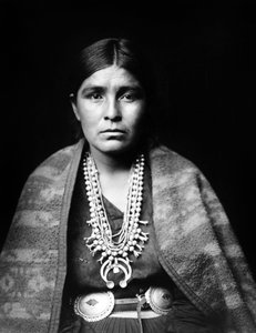 Navajo-Frau mit silberner Squash-Blossom-Halskette, Concho-Gürtel, Decke über den Schultern, ca. 1904, Foto von Edward S. Curtis von Edward Sheriff Curtis