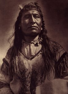 New Chest, Indian Piegan. Foto aus Band 6 der Enzyklopädie von Edward S. Curtis über die Indianer Nordamerikas, mit einem Vorwort von Theodore Roosevelt. Zwischen 1907 und 1930 wurden 20 Bände veröffentlicht.