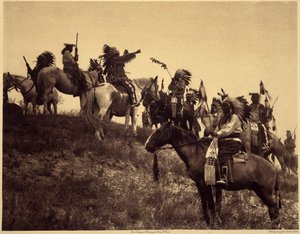 Planung eines Überfalls. Die Indianer, in ihren beeindruckenden typischen Kostümen, versammeln sich in äußerst malerischen Gruppen. Dies ist eine Truppe von Sioux Ogalala (Oglala), auf einem Hügel mit Blick auf das Wounded Knee Valley im Pine Ridge Reserva von Edward Sheriff Curtis