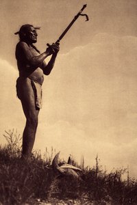 Gebet zum Geheimnis. Beim Beten wurde die Pfeife immer dem Großen Manitou angeboten, indem sie zum Himmel erhoben wurde. Zu Füßen des Betenden liegt ein Büffelschädel, der den Geist des Tieres symbolisiert, von dem die Indianer so sehr abhingen. Der Mann,  von Edward Sheriff Curtis