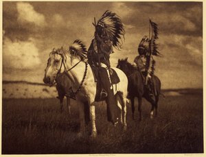 Sioux-Häuptlinge. Sehr oft bildeten zwei oder drei Männer eine Kriegstruppe und zogen wochen- oder monatelang umher. Manchmal kehrten sie mit Skalps, Pferden oder Frauen zurück. Dann wusste die Kriegstruppe, egal wie groß sie war, dass sie besiegt worden w