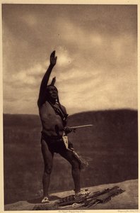 Sioux-Beschwörung. Heiligtümer sind meist große Felsbrocken oder andere Steine, die [...] mit mythischer Bedeutung aufgeladen waren. Priester und Kriegsherren gingen dorthin, um die Hilfe übernatürlicher Kräfte anzurufen. Der große Felsblock, auf dem di