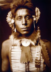 Sitting Eagle, Crow-Indianer, ca. 1905, Foto Edward S. Curtis von Edward Sheriff Curtis