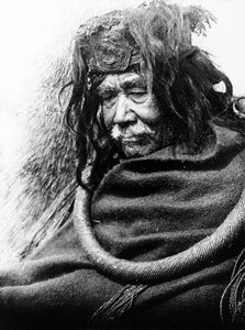 Der Hamatsa, Nakoaktok ca. 1910 Halbporträt eines Nakoaktok-Mannes, nach links gewandt, mit zeremonieller Zedernwurzel-Schleife.
