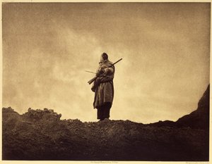 Der Schafjäger, Sioux. Bergschafe, die in den unzugänglichsten Teilen der Badlands grasten, wurden nur von den kühnsten Jägern gesucht. Foto aus Band 3 der Enzyklopädie von Edward S. Curtis (1868-1952) über die nordamerikanischen Indianer. von Edward Sheriff Curtis