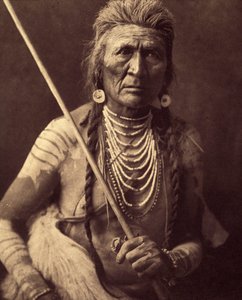 Wolf, Indianer Apsaroke (Wolf - Apsaroke auch manchmal Absaroke geschrieben) Foto aus Band 4 der Enzyklopädie von Edward S. Curtis (1868-1952) über die Indianer Nordamerikas, mit einem Vorwort von Theodore Roosevelt. Zwischen 1907 und 1930
