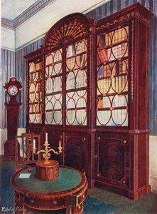 Einlegearbeiten aus Mahagoni: Buchschrank, Sockeltisch, Standuhr von Edwin John Foley