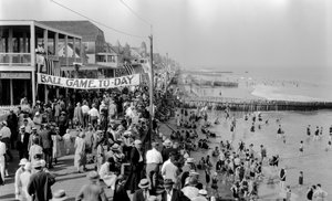 Atlantikstadt Küste im Sommer mit Promenade