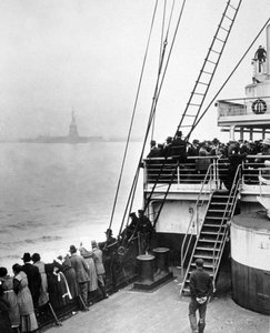 Ankunft von Einwanderern auf Ellis Island, New York, Foto von Edwin Levick, ca. 1905 von Edwin Levick