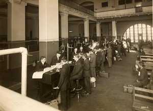Einwanderer werden in der Haupthalle registriert, U.S. Einwanderungsstation, 1902-10