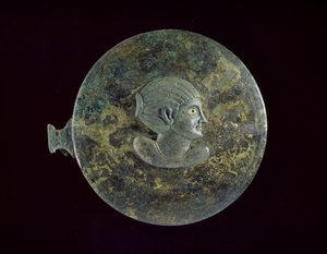 Gegossene Bronzespiegelabdeckung mit hellenistischem Frauenbüste im Relief, 100 v. Chr. - 100 n. Chr.