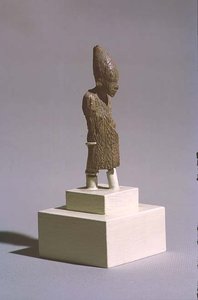 Figur eines Königs mit der weißen Krone von Oberägypten und dem Mantel des Sed-Festes, aus dem Tempel des Osiris, Abydos, Frühdynastische Zeit, ca. 3000 v. Chr.