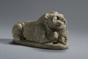 Deckel eines liegenden Löwen, der einen Kopf umklammert, Napata-Meroe, Obernubien