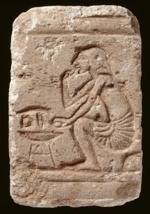 Relief eines Mannes, der neben einem Tisch sitzt, Amarna-Periode