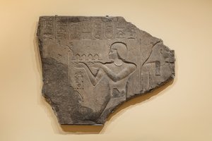 Relief mit Ptolemaios II., der einem Gott ein Opfer darbringt, 285-246 v. Chr. von Egyptian