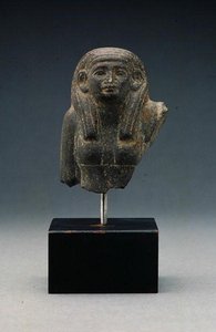 Kopf und Schultern einer Frau aus einer Gruppenstatue, wahrscheinlich eine Grabdyade, Mittleres Reich